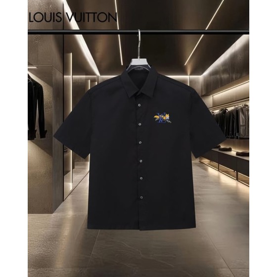 Louis Vuitton classic short-sleeved shirt with the logo embroidered on the chest.